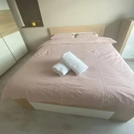 Sunny Spacious In A Great Location