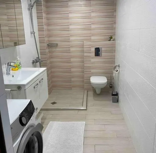 Sunny Spacious In A Great Location Апартамент *