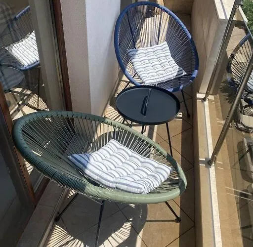 Sunny Spacious In A Great Location Апартамент *