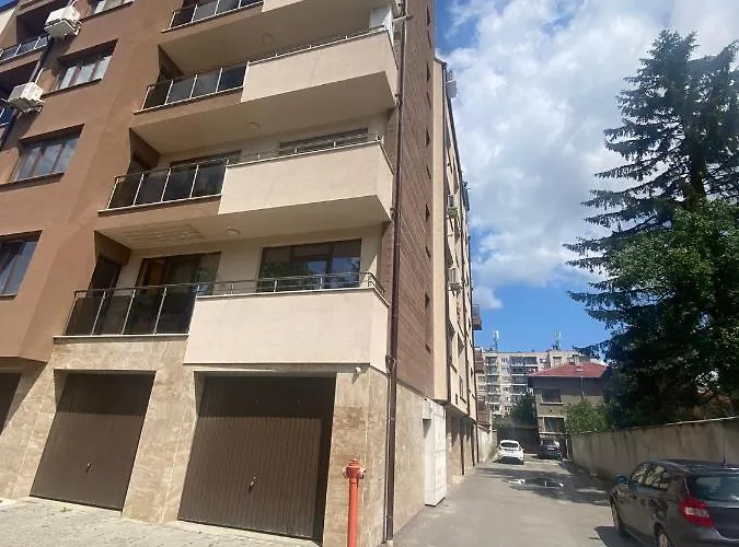 Sunny Spacious In A Great Location *